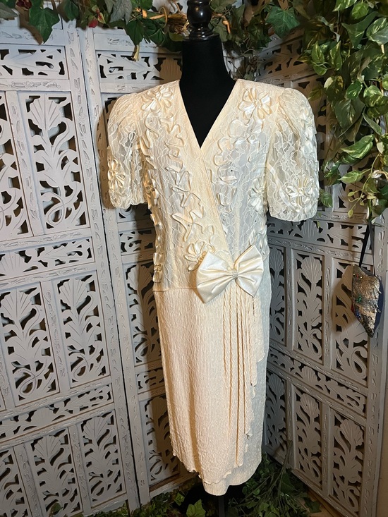 Leslie Fay Dresses & Skirts - LESLIE FAY VINTAGE 80’s IVORY DETAILED FLORAL LACE & RIBBON EMBROIDERY MIDI DRES